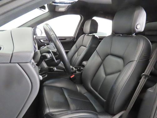 Gentian Blue Metallic 2024 Porsche Macan