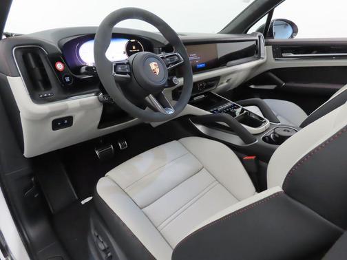 2025 Porsche Cayenne GTS