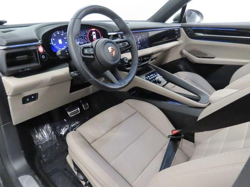 2025 Porsche Macan 4