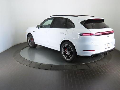 Carrara White Metallic 2026 Porsche Cayenne Turbo