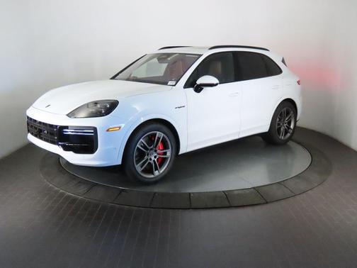 Carrara White Metallic 2026 Porsche Cayenne Turbo