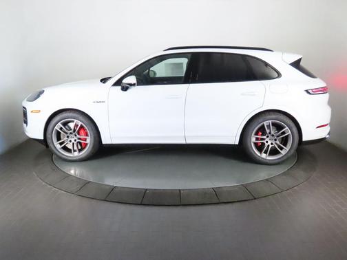 Carrara White Metallic 2026 Porsche Cayenne Turbo
