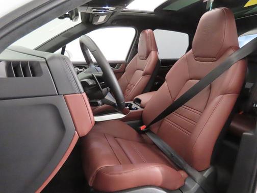 Carrara White Metallic 2026 Porsche Cayenne Turbo