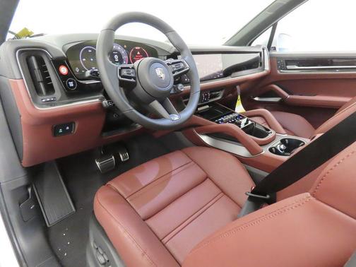 Carrara White Metallic 2026 Porsche Cayenne Turbo