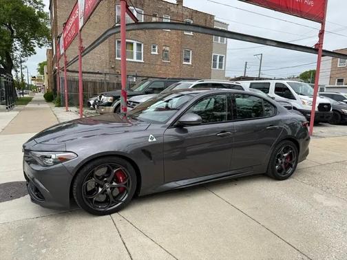 Vesuvio Gray Metallic 2017 Alfa Romeo Giulia Quadrifoglio