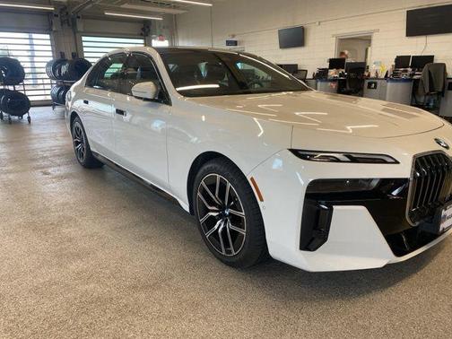 Alpine White 2023 BMW 740 i