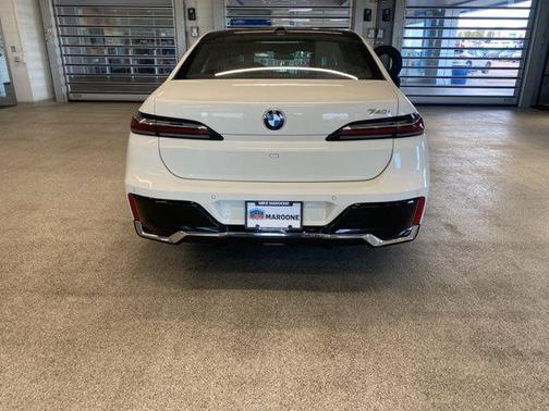 Alpine White 2023 BMW 740 i