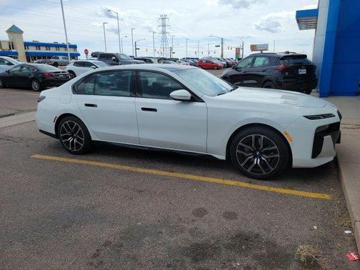 Alpine White 2023 BMW 740 i