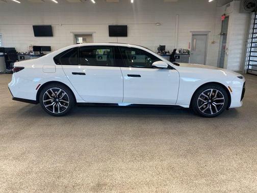 Alpine White 2023 BMW 740 i