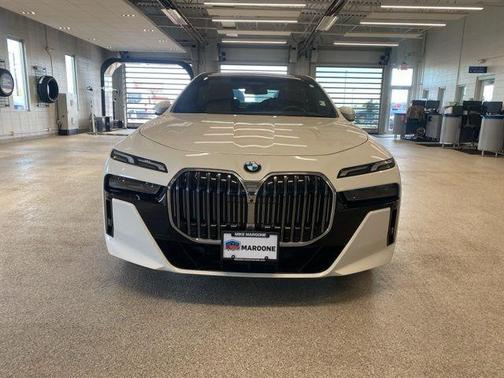 Alpine White 2023 BMW 740 i