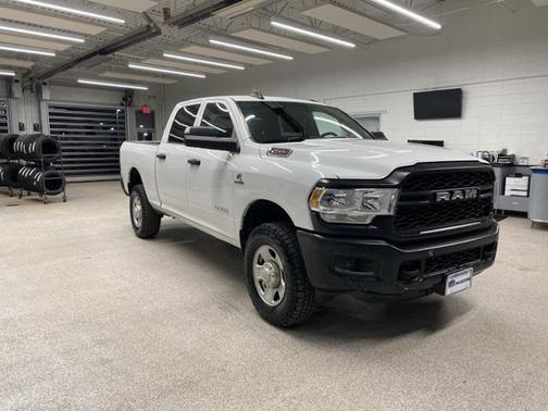 2022 RAM 2500 Tradesman Crew Cab 4x4 6'4' Box