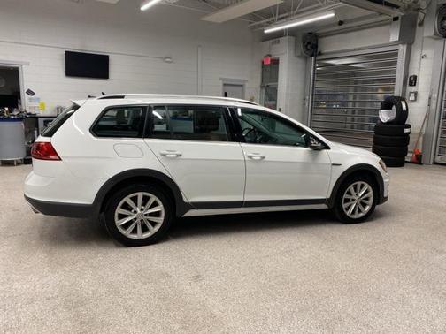 2017 Volkswagen Golf Alltrack TSI S