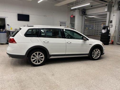 2017 Volkswagen Golf Alltrack TSI S