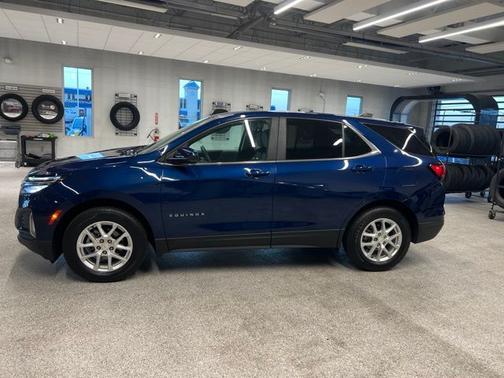 Blue Glow Metallic 2022 Chevrolet Equinox LT