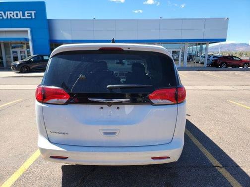 2022 Chrysler Voyager LX