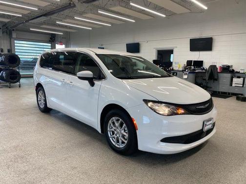 2022 Chrysler Voyager LX