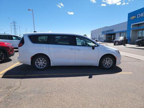 2022 Chrysler Voyager LX