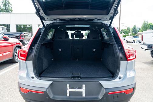 Silver Dawn Metallic 2024 Volvo XC40 B5 Core