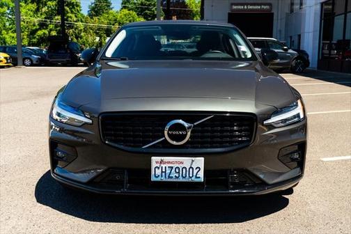 2022 Volvo S60 T5 Momentum