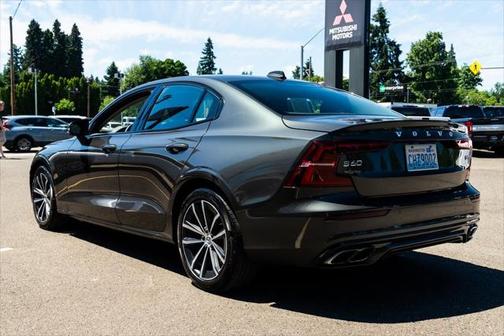 2022 Volvo S60 T5 Momentum