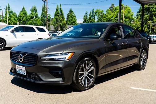 2022 Volvo S60 T5 Momentum