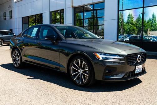 2022 Volvo S60 T5 Momentum