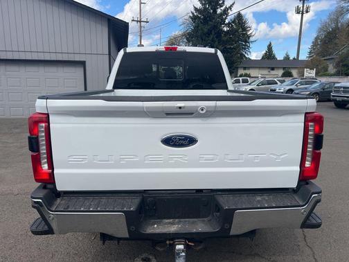 Oxford White 2024 Ford F-250 Lariat