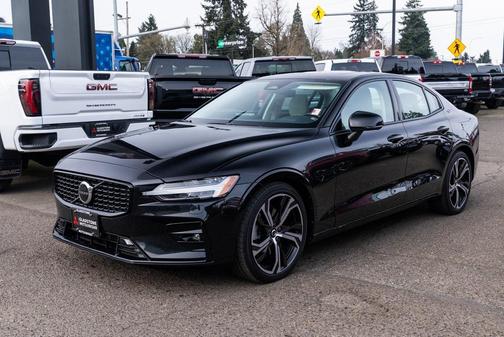 2024 Volvo S60 B5 Core Dark Theme