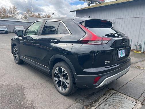 Labrador Black Pearl 2022 Mitsubishi Eclipse Cross SE