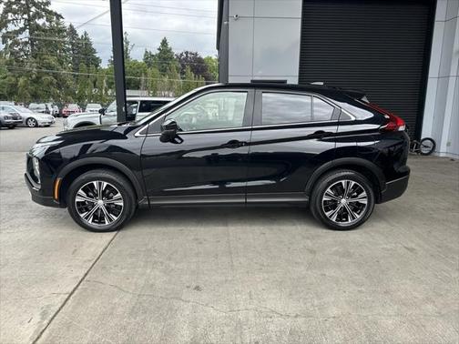 Labrador Black Pearl 2022 Mitsubishi Eclipse Cross SE