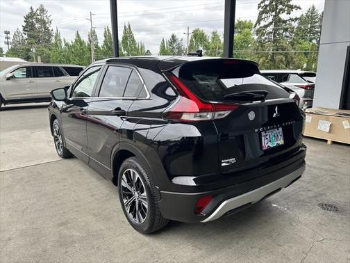 Labrador Black Pearl 2022 Mitsubishi Eclipse Cross SE