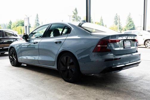 2024 Volvo S60 Recharge Plug-In Hybrid T8 Ultimate Dark Theme