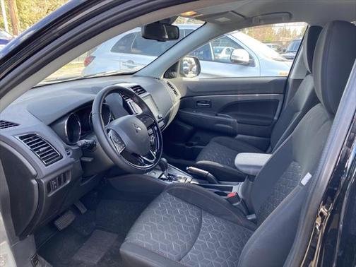 Photo 4 of 4 of 2022 Mitsubishi Outlander Sport 2.0 ES