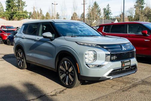 Moonstone Gray Metallic/Black Roof 2026 Mitsubishi Outlander Trail Edition 2.5 S-AWC
