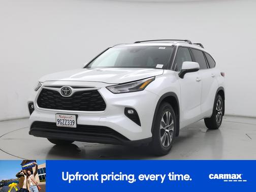 White 2023 Toyota Highlander XLE