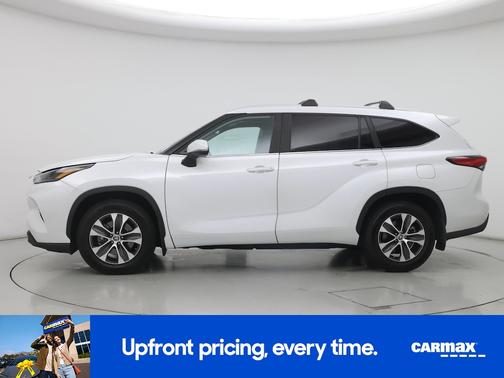 White 2023 Toyota Highlander XLE