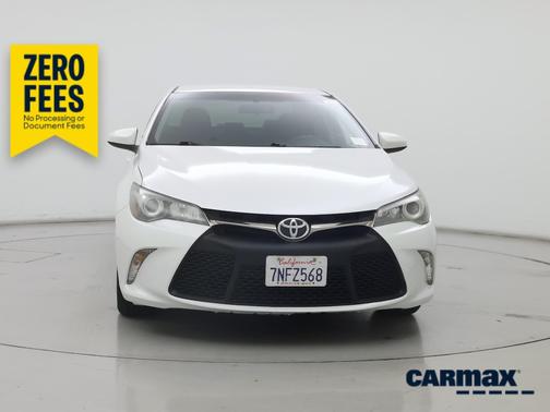 White 2016 Toyota Camry SE