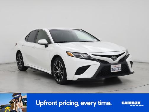 White 2018 Toyota Camry SE