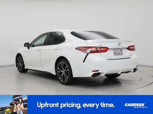 White 2018 Toyota Camry SE