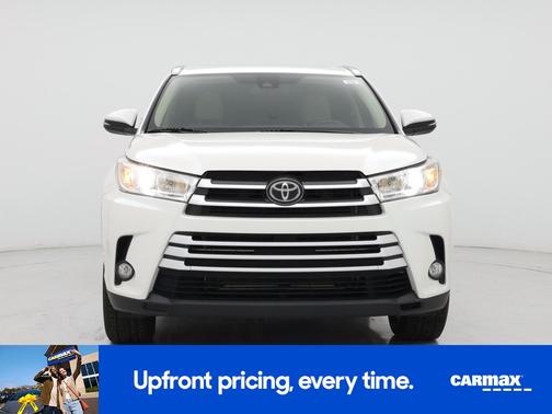 White 2019 Toyota Highlander XLE
