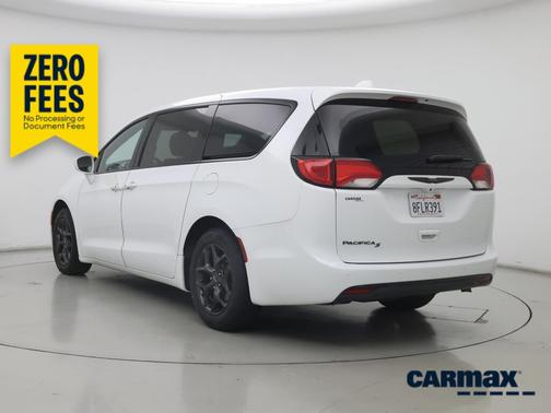 White 2018 Chrysler Pacifica Touring Plus