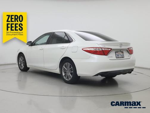 White 2016 Toyota Camry SE