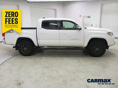 White 2017 Toyota Tacoma SR5
