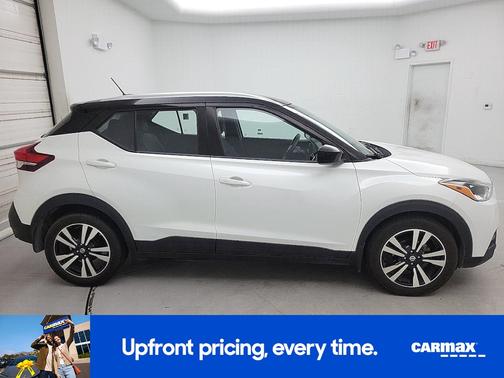 White 2019 Nissan Kicks SV