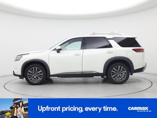 White 2022 Nissan Pathfinder SL