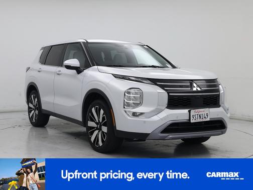 White 2025 Mitsubishi Outlander SE