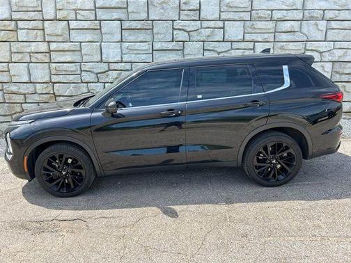 Labrador Black Pearl 2023 Mitsubishi Outlander SE Black Edition