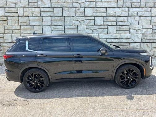 Labrador Black Pearl 2023 Mitsubishi Outlander SE Black Edition