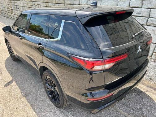 Labrador Black Pearl 2023 Mitsubishi Outlander SE Black Edition