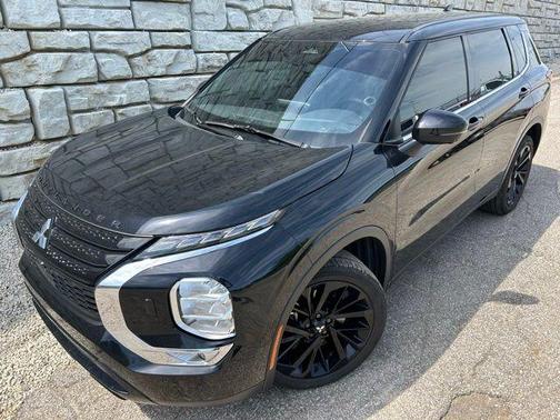 Labrador Black Pearl 2023 Mitsubishi Outlander SE Black Edition